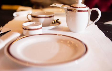 餐厅里的瓷茶壶和茶杯套装
