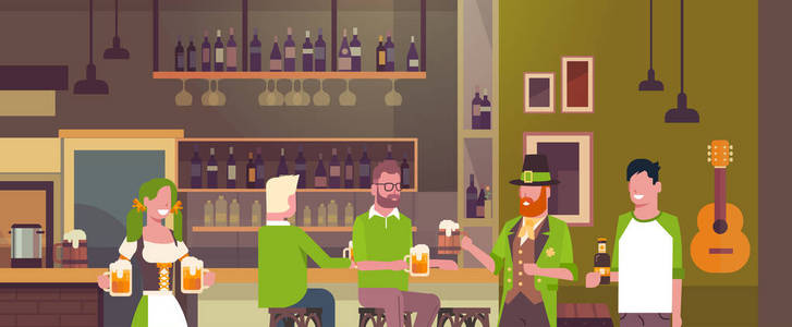 爱尔兰酒吧或酒吧在圣帕特里克天假日与人穿绿色衣裳和喝啤酒庆祝