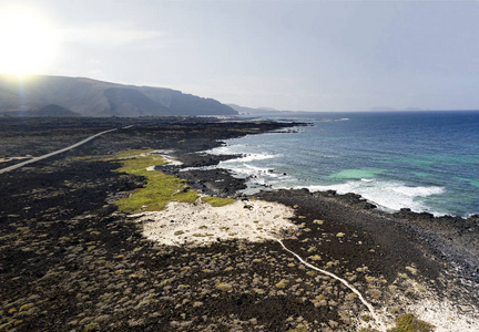 鸟瞰 Mojn 布兰科, 沙沙漠海滩和崎岖的海岸线。奥尔索拉, 兰萨罗特岛, 加那利群岛, 西班牙, 非洲