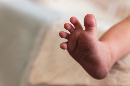 舒适的上午在家小脚丫新生儿关闭母亲抱着初生婴儿的小脚接近新生婴儿