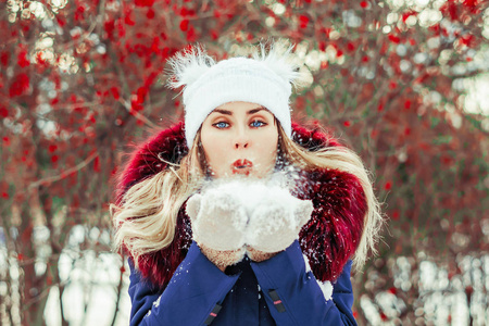 妇女手吹雪