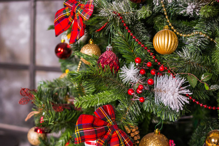 圣诞节和新年装饰。小玩意挂在圣诞树上。圣诞节假期背景与花环, 金属丝, 球。装饰和照亮的圣诞树, 明信片