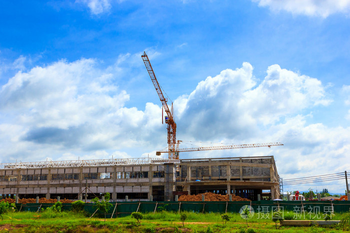 在建筑地盘工作的起重机