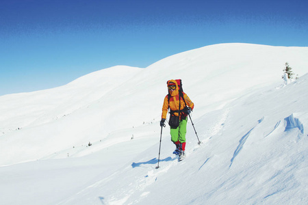 带着背包和帐篷冬季登山活动