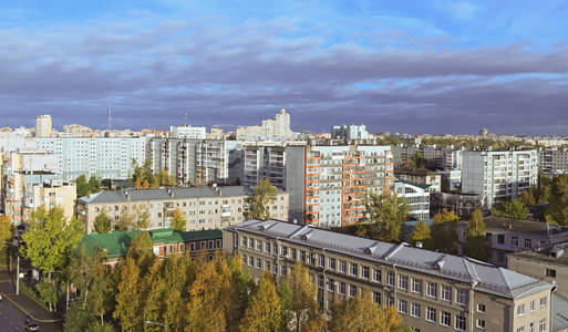 阿尔汉格尔斯克.从顶部的视图。阳光明媚的秋日。十月。白桦树的黄金装饰灰色城市