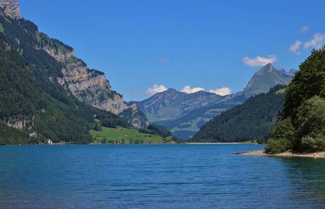 Klontalersee 湖在夏天的一天。瑞士的旅游目的地