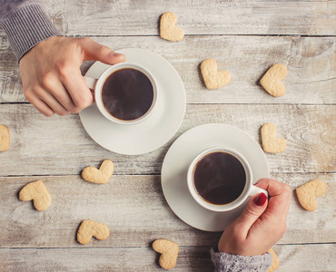 一杯咖啡在恋人手中。选择性焦点