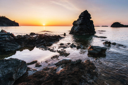 梦幻般的全景的海岩石海岸在傍晚日落。土耳其