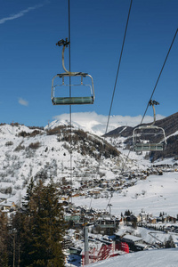 Chairlift 在意大利滑雪区积雪覆盖阿尔卑斯和松树冬季, 冬季体育概念