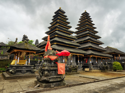 传统的巴厘岛式建筑。pura besakih 寺