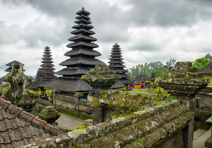 传统的巴厘岛式建筑。pura besakih 寺