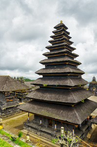 传统的巴厘岛式建筑。pura besakih 寺