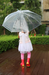 可爱的小女孩, 雨伞在雨中