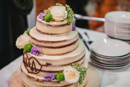 甜美婚礼蛋糕, 带鲜花装饰层