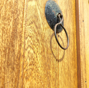 在塞浦路斯的老门和古董生锈的敲门安全概念