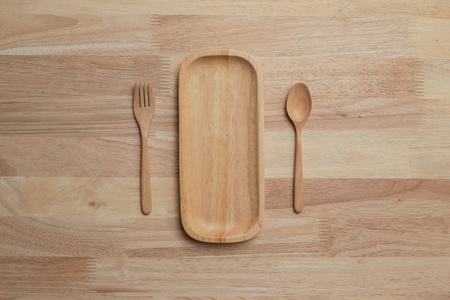 木制餐桌上的背景厨房用具