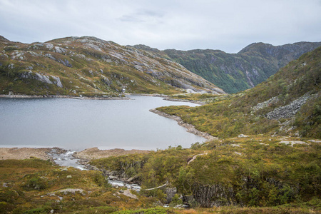 挪威 Folgefonna 国家公园的一座高山湖泊风景秀丽。阴秋日山。湖的秋天风景