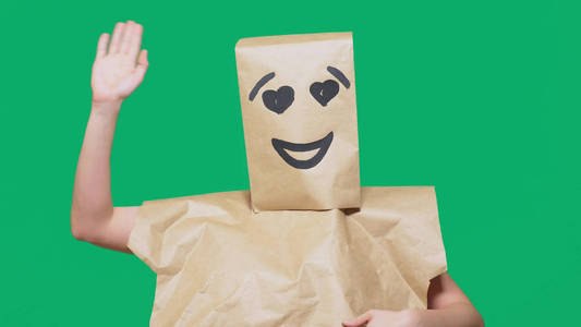 一个有纸袋的人, 头上有一个画的表情, 微笑, 喜悦, 爱的眼睛照片