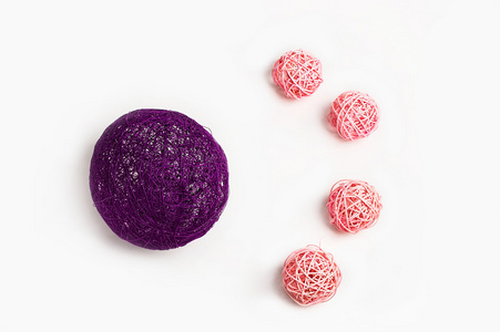 粉色和紫色的装饰球