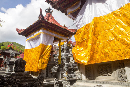 载歌载舞装饰寺庙在印度教仪式 Penida巴厘岛, 印度尼西亚