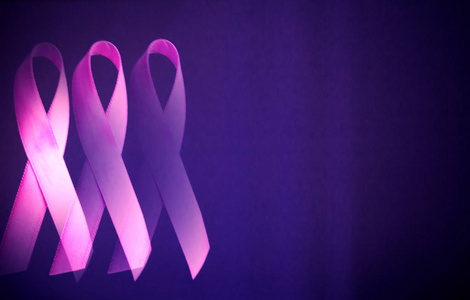乳腺癌的符号。三粉红色丝带