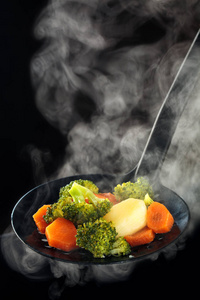 蒸蔬菜和蒸气图片