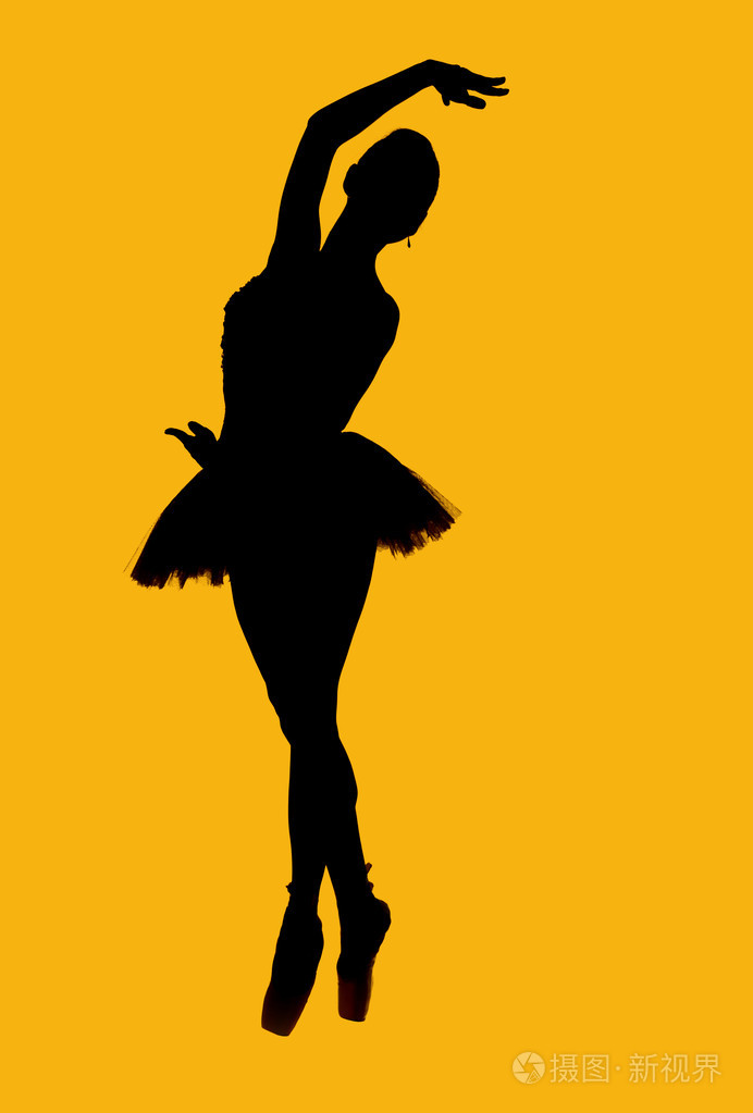 芭蕾舞女演员被隔绝在黄色背景的黑色剪影
