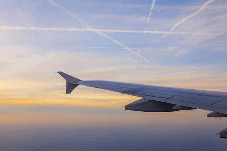 从飞机大高度飞行的窗口看天空和风景如画的云彩