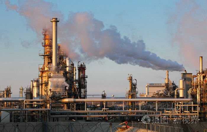 在一天中的石油精炼厂