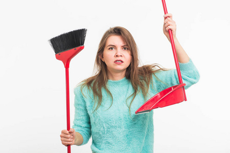 妇女或主妇拿着扫帚, 疲惫的清洁, 在白色的背景, 与复制空间隔离