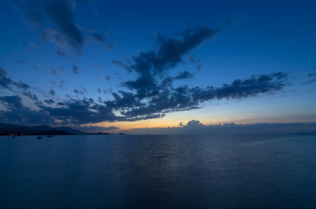 在海上日落，苏梅岛后的黄昏。泰国