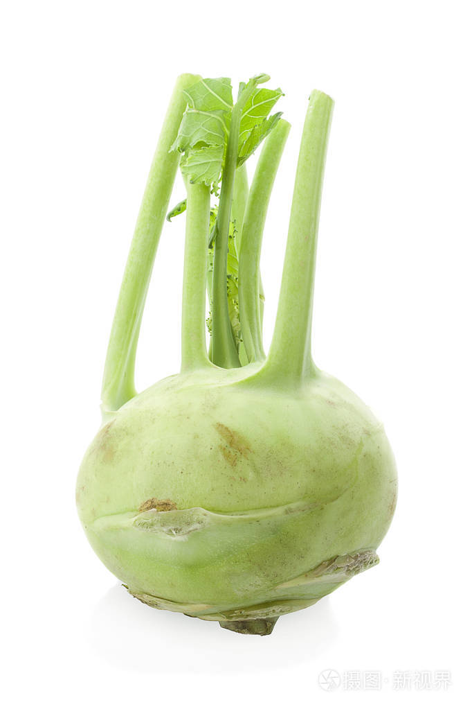 新鲜的大头菜与绿叶在被隔绝的白色