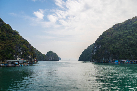 在南中国海越南的东京湾, 龙湾邮轮景观。岩溶塔形成的景观蓝天背景下的岛屿