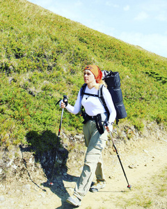 带着背包和帐篷夏天登山活动