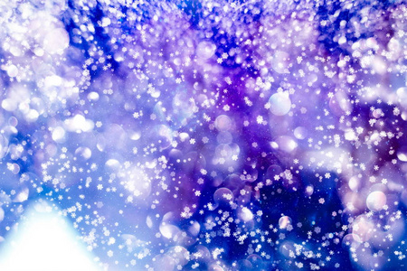 冬天的蓝天上飘落的雪花, 雪花。圣诞节和新年快乐的节日冬季背景