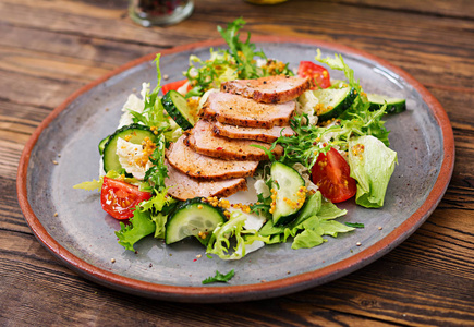 肉沙拉肉沙拉配绿色西红柿上板蓝色背景很多菜的菜谱自制烤 uchpuchm