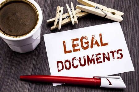 手写文字标题灵感显示法律文件。商业概念的合同文件写在粘纸上的木木背景。用咖啡和红钢笔