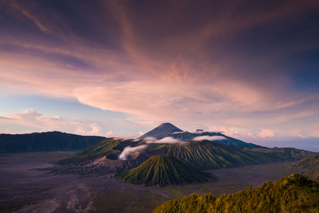 装载溴溴腾格里 semeru 国家公园的火山