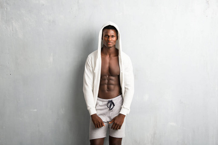 强壮的非洲裔美国人运动员穿着运动衫