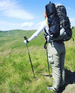 带着背包和帐篷夏天登山活动