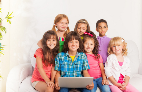 微笑组的孩子们用的笔记本电脑