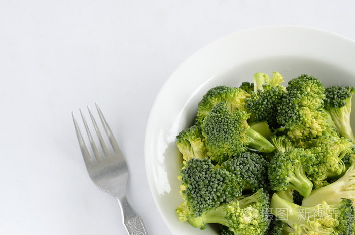 西兰花菜上白色隔离