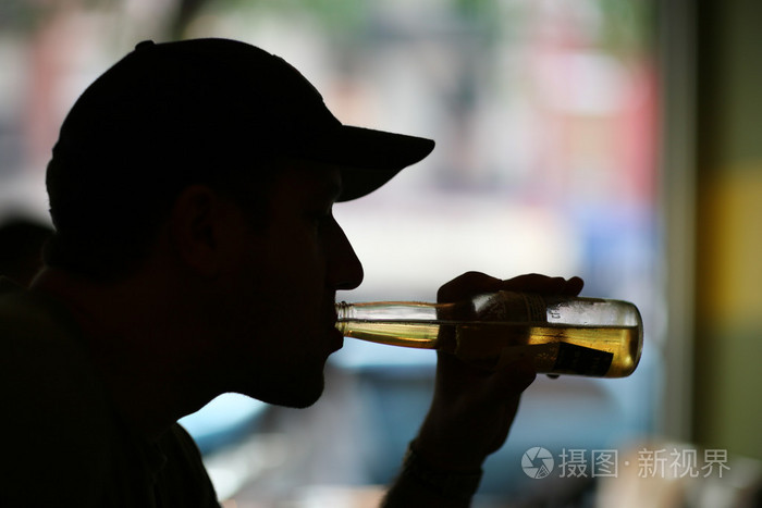 孤独男人喝酒图片