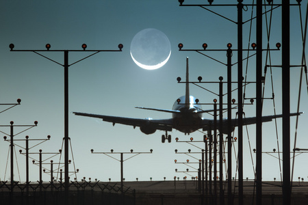 到达晚上晚上在机场降落的飞机照片