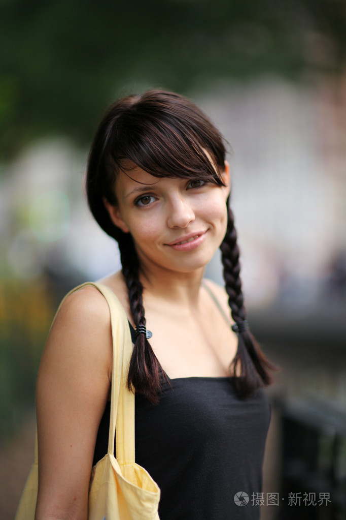 一个可爱的女孩微笑的肖像