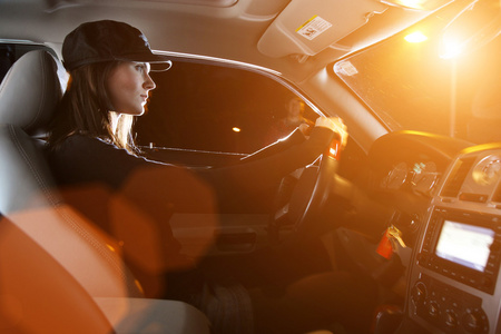 男生开车照片图片