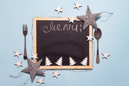 新年菜单粉笔板与圣诞节玩具和叉子, 勺子在蓝色纸背景, 新年概念与拷贝空间, 平的放置