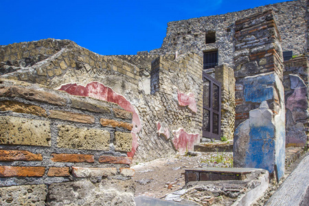 意大利那不勒斯庞贝的彩色砖墙和街道的一部分。古城遗址庞贝 scavi 发掘