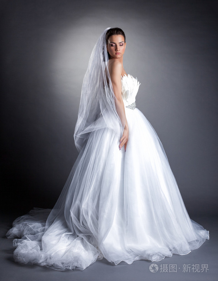 在郁郁葱葱的婚纱中构成的美女模特