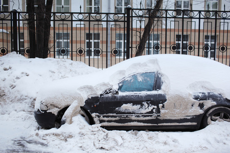 车在雪中